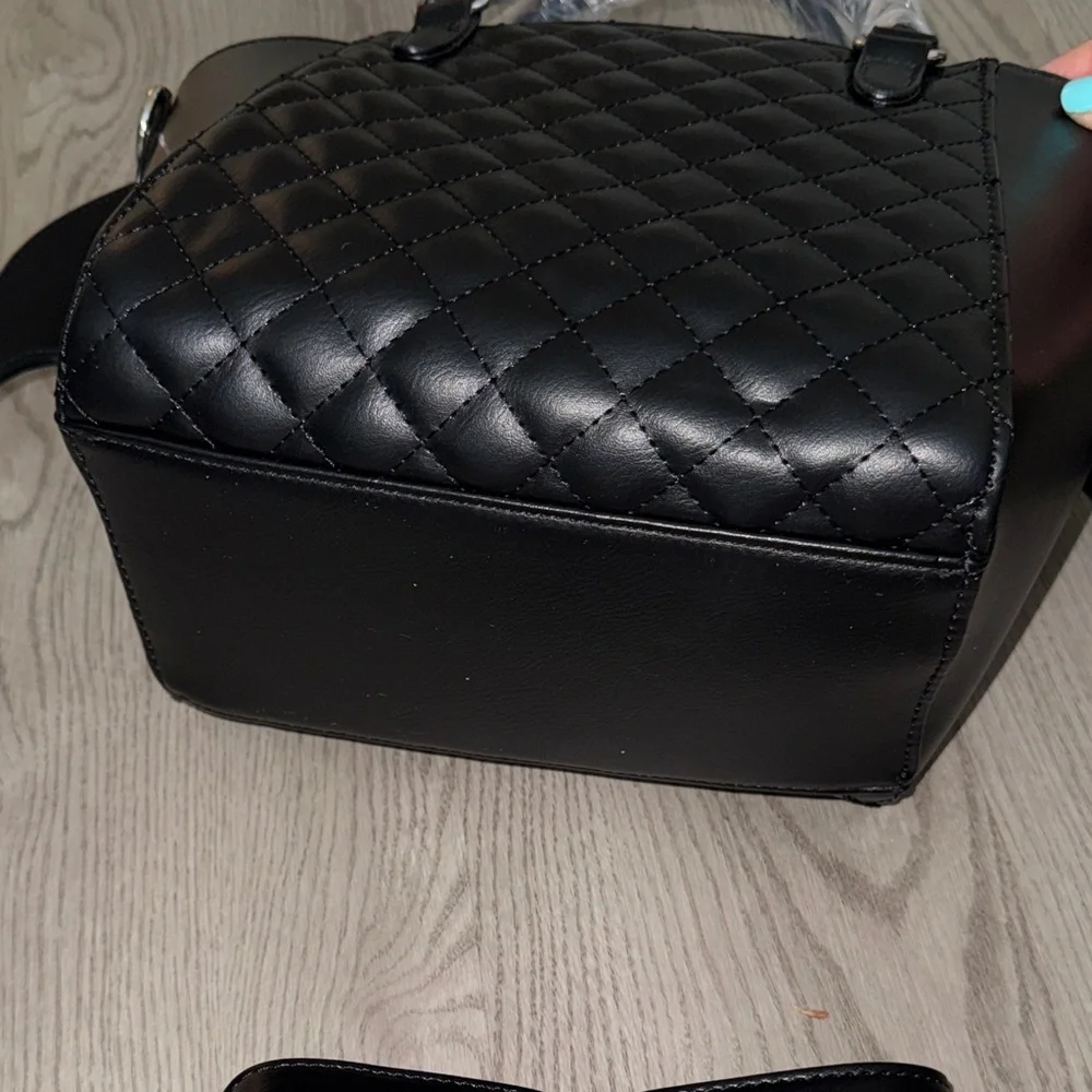 Hot Topic Black Quilted Bat Wing Satchel - Picture 5 of 7